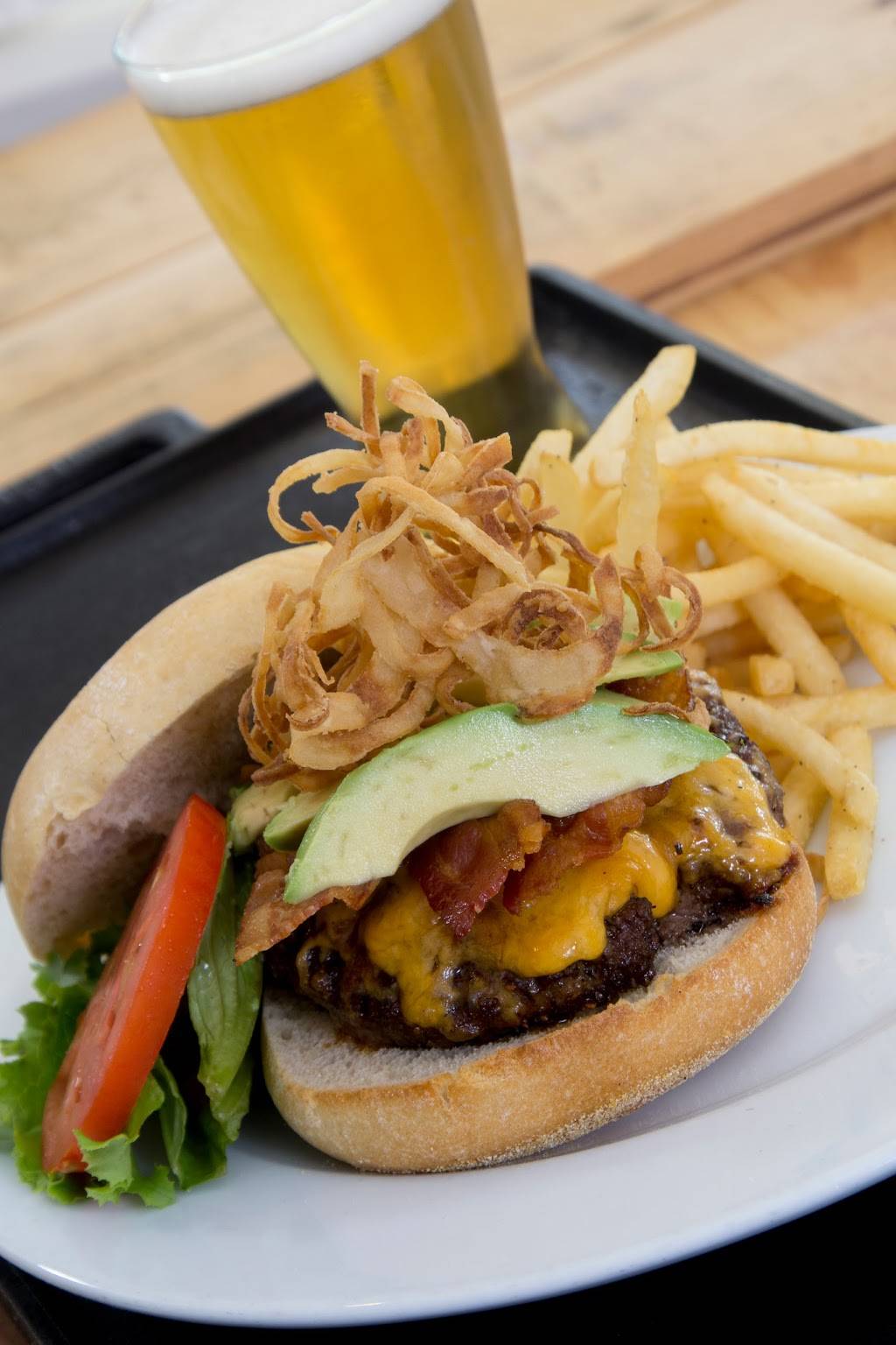 Harrys Continental Kitchens | restaurant | 525 St Judes Dr, Longboat Key, FL 34228, USA | 9413830777 OR +1 941-383-0777