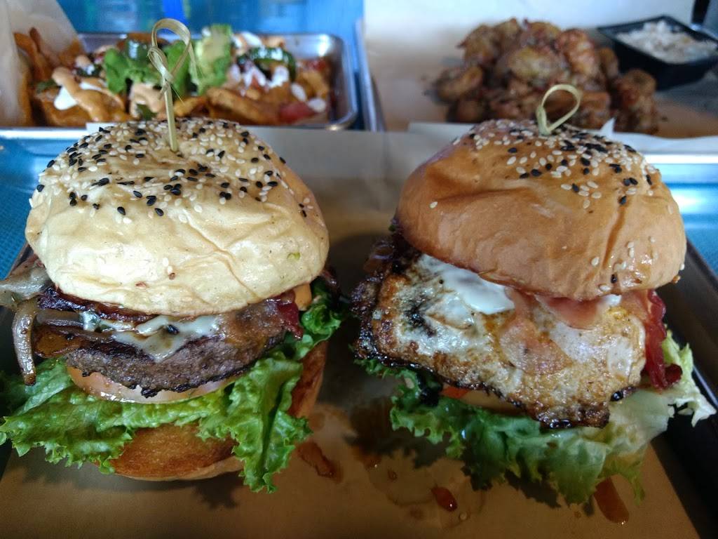 Hawx Burger Bar & Ice House | restaurant | 2895 Thousand Oaks, San Antonio, TX 78232, USA | 2103204299 OR +1 210-320-4299