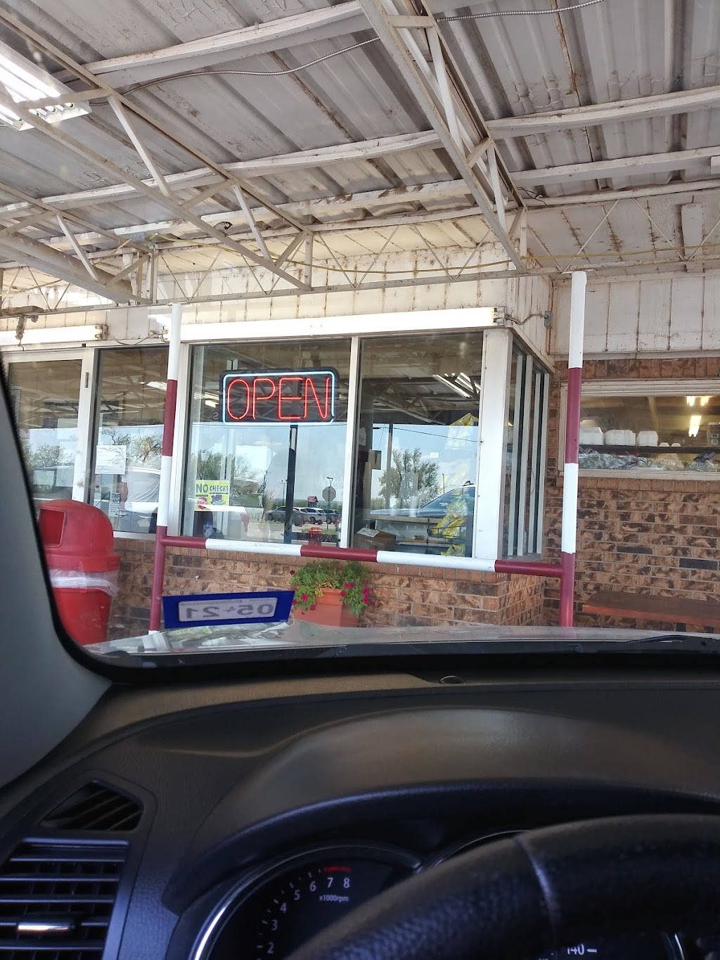 Hollys Drive Inn | restaurant | 615 S Broadway St, Post, TX 79356, USA | 8064952704 OR +1 806-495-2704