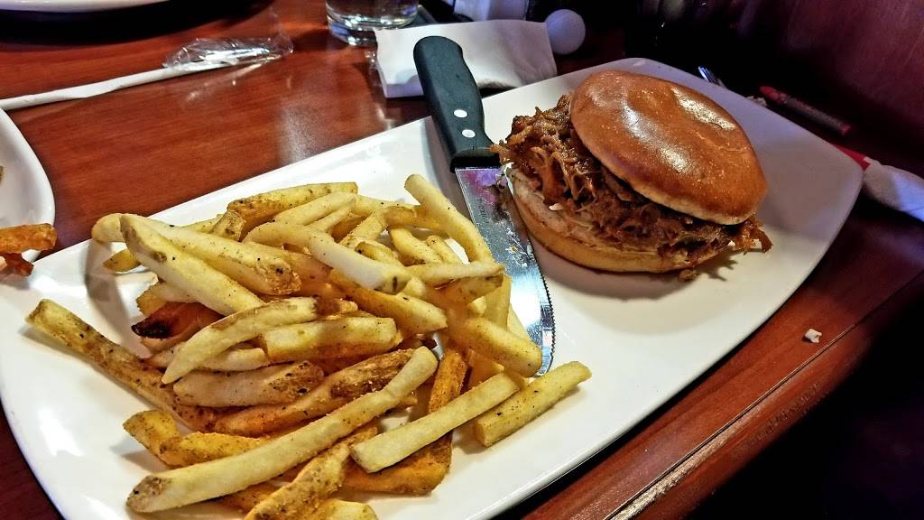 Bostons Restaurant & Sports Bar | restaurant | 5825 W, Arizona Pavilions Dr, Tucson, AZ 85743, USA | 5205721555 OR +1 520-572-1555