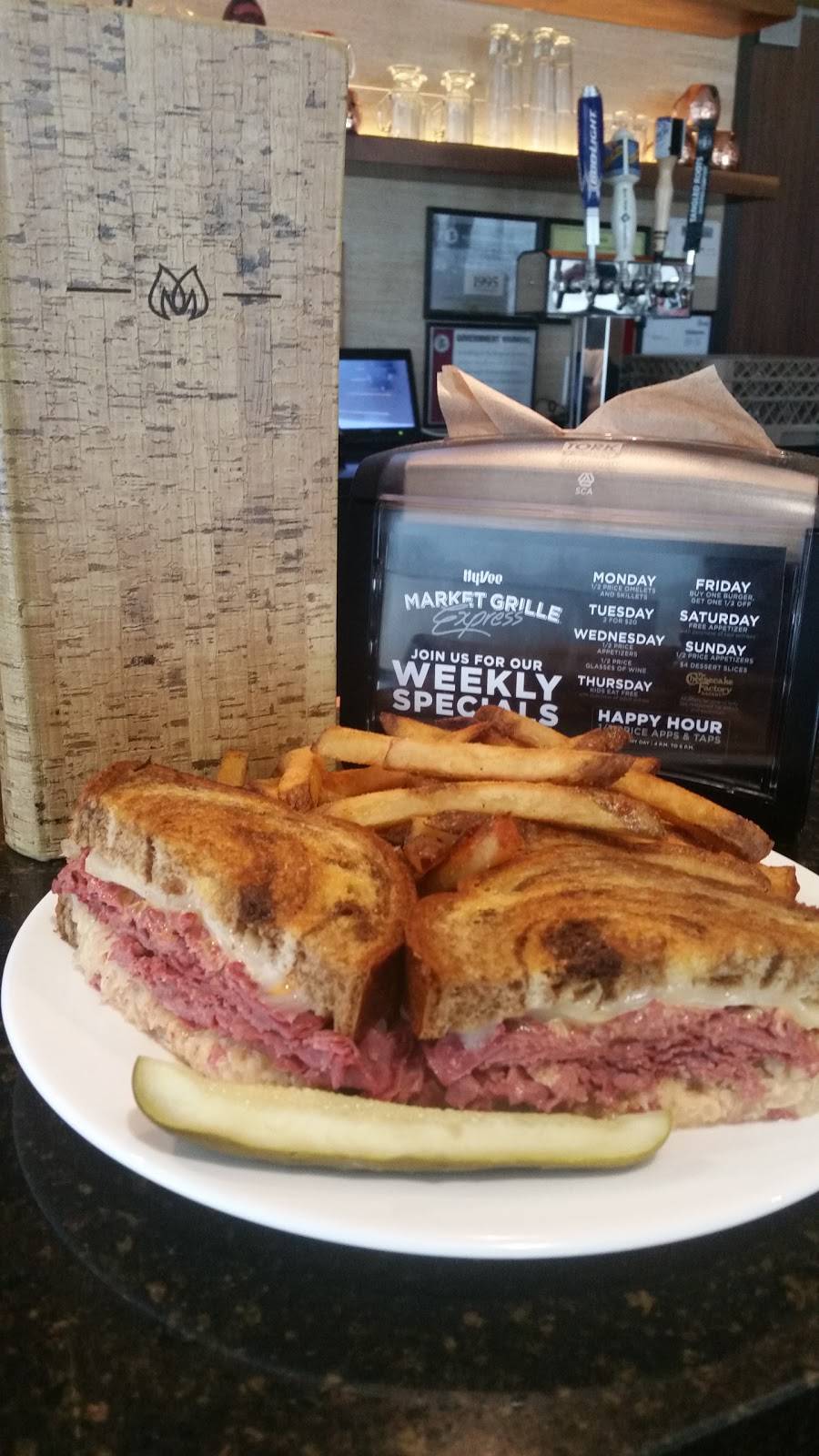 Hyvee Market Grille Express | restaurant | Peru, IL 61354, USA | 8152235503 OR +1 815-223-5503