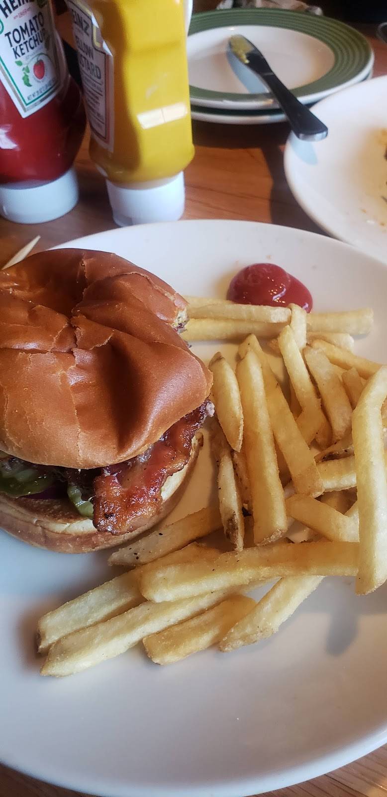 Applebees Grill + Bar | restaurant | 400 Old Franklin Turnpike Unit #204, Rocky Mount, VA 24151, USA | 5404897772 OR +1 540-489-7772