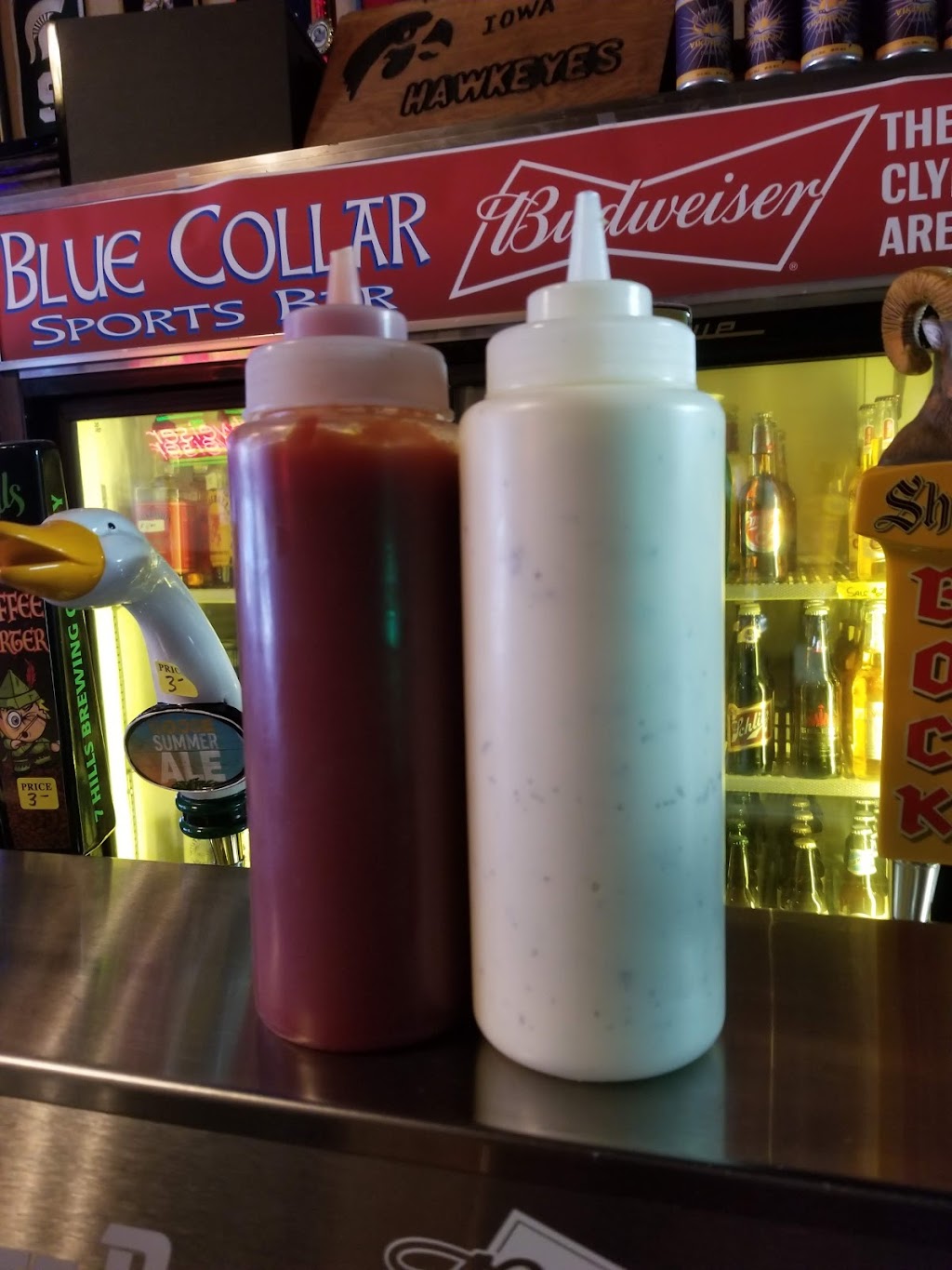 Blue Collar Sports Bar, L.L.C. | restaurant | 120 E Main St, Manchester, IA 52057, USA | 5639273009 OR +1 563-927-3009