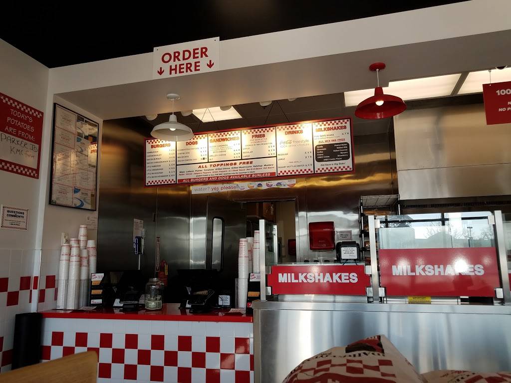 Five Guys | meal takeaway | 3315 W Touhy Ave, Lincolnwood, IL 60712, USA | 8476740074 OR +1 847-674-0074