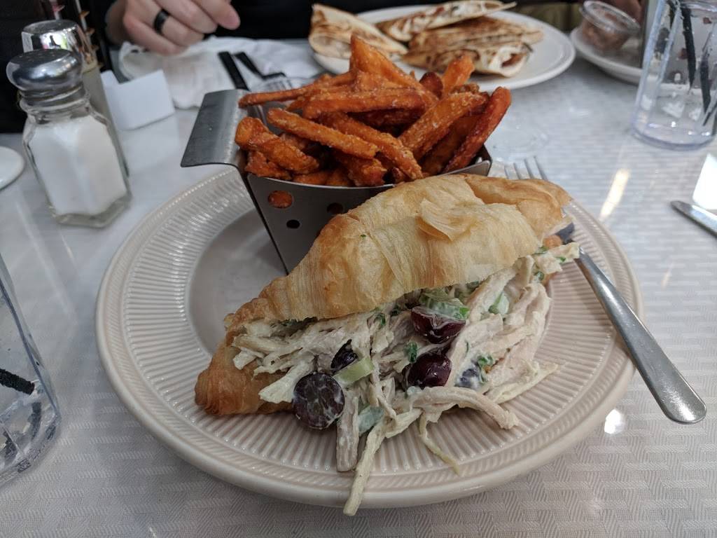 Family Table Cafe | restaurant | 3343 Auburn Rd, Auburn Hills, MI 48326, USA | 2482933351 OR +1 248-293-3351