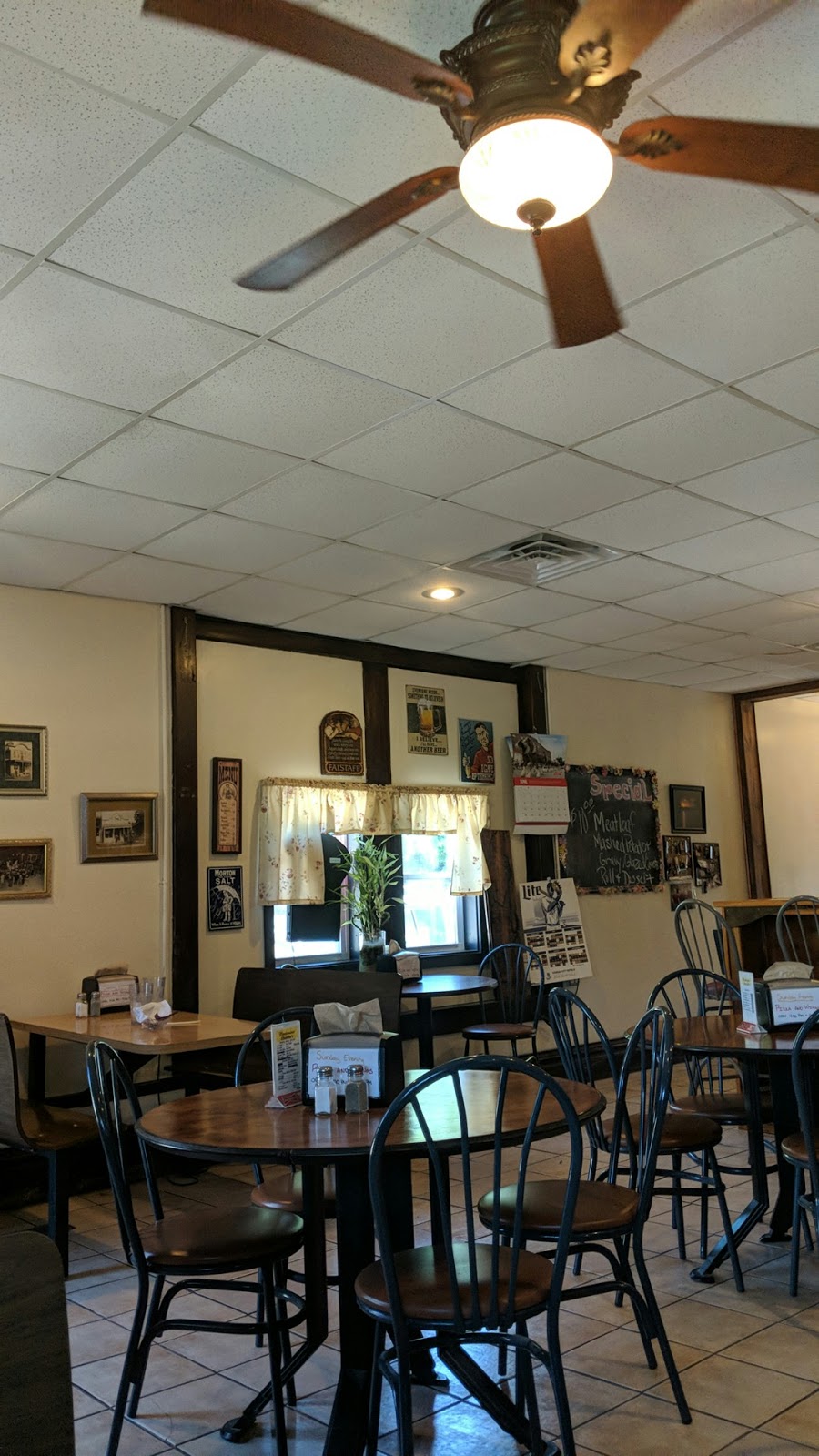 Charlies Bar And Grill | restaurant | 321 Commercial St, Havensville, KS 66432, USA | 7859483000 OR +1 785-948-3000