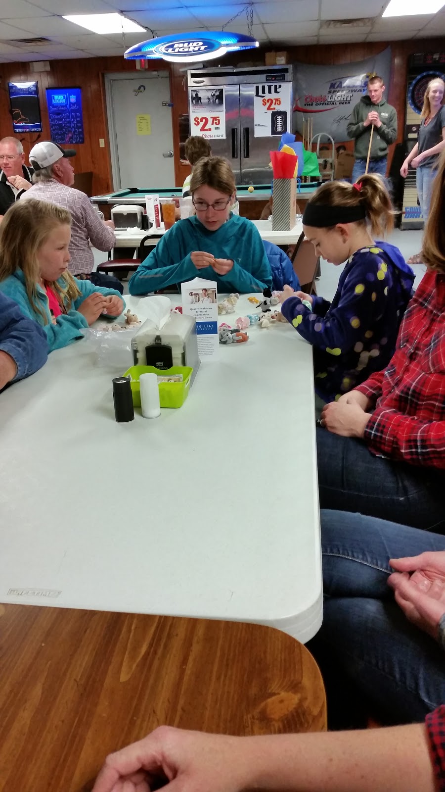 Moms Bar & Grill | restaurant | 420 Lincoln Ave, Seward, KS 67576, USA | 6204583554 OR +1 620-458-3554