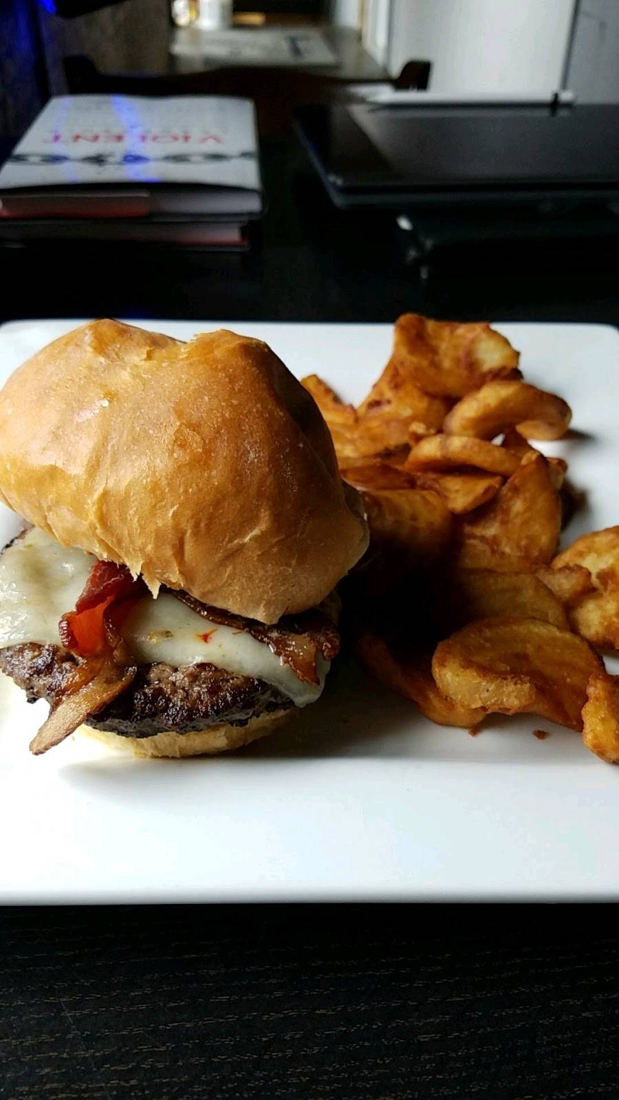 1st & Main | restaurant | 101 Main St, Dubuque, IA 52001, USA | 5635878152 OR +1 563-587-8152