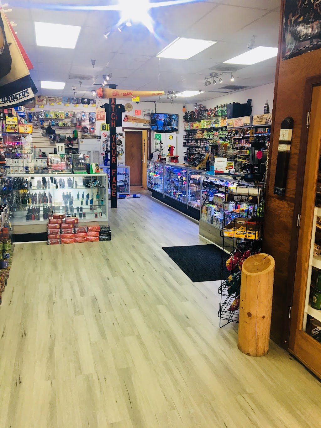 TOBACCO KING & VAPE KING OF GLASS, HOOKAH, CIGAR AND NOVELTY | meal takeaway | 13273 Worth Ave, Woodbridge, VA 22192, USA | 5715723883 OR +1 571-572-3883