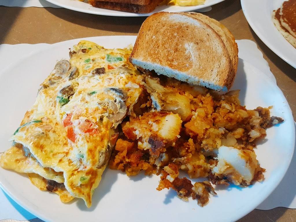 Chips Family Restaurant | restaurant | 525 Tunxis Hill Cut Off, Fairfield, CT 06825, USA | 2033323370 OR +1 203-332-3370