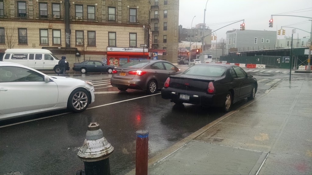 La Cueva Deli & Mexican grill | restaurant | 1182 W Farms Rd, Bronx, NY 10459, USA | 7185892409 OR +1 718-589-2409