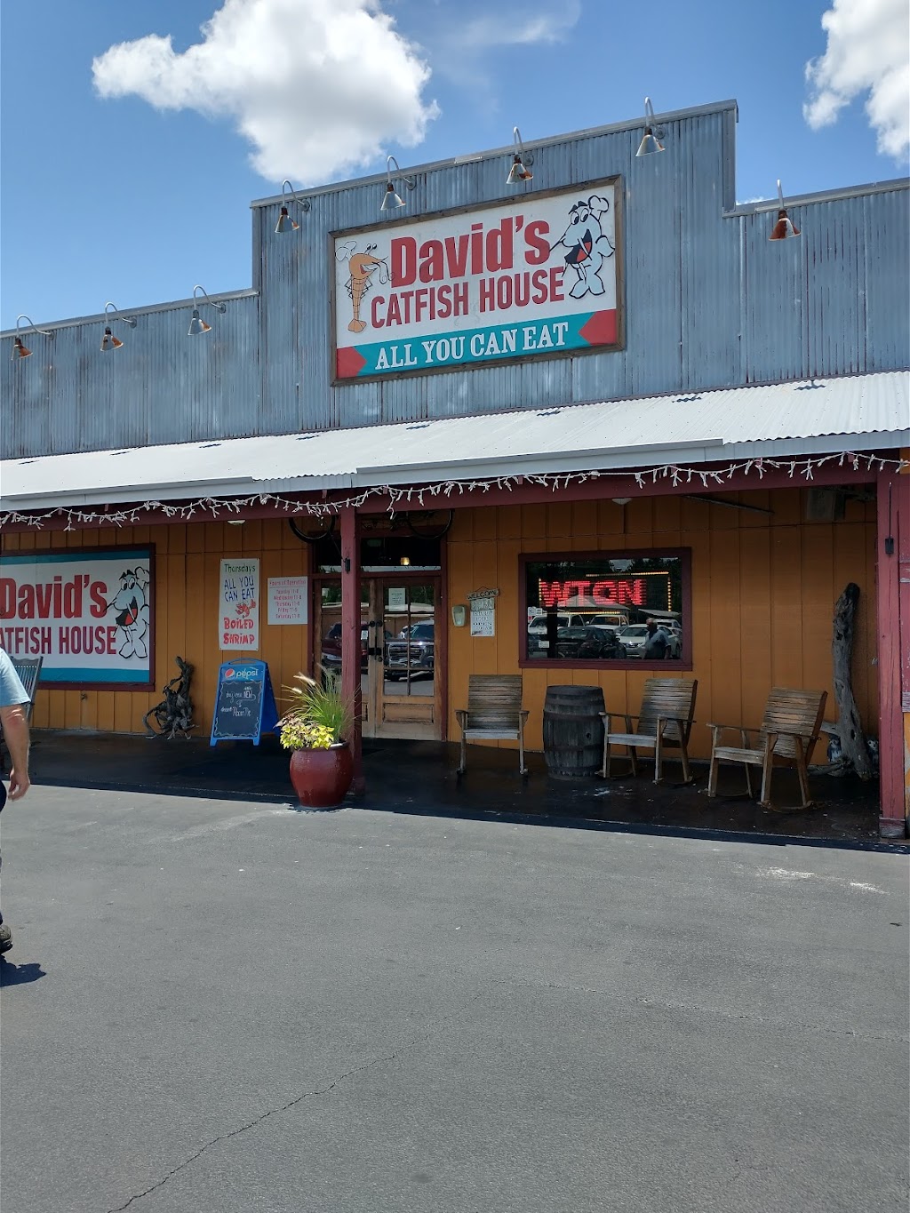 Davids Catfish House - Brewton | restaurant | 24 The Trail, Brewton, AL 36426, USA | 2518673555 OR +1 251-867-3555