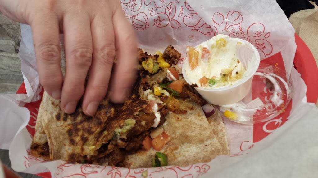 Quesada Burritos & Tacos | restaurant | 1129 Boulevard Saint-Martin O, Laval, QC H7S 1M8, Canada | 4509758226 OR +1 450-975-8226