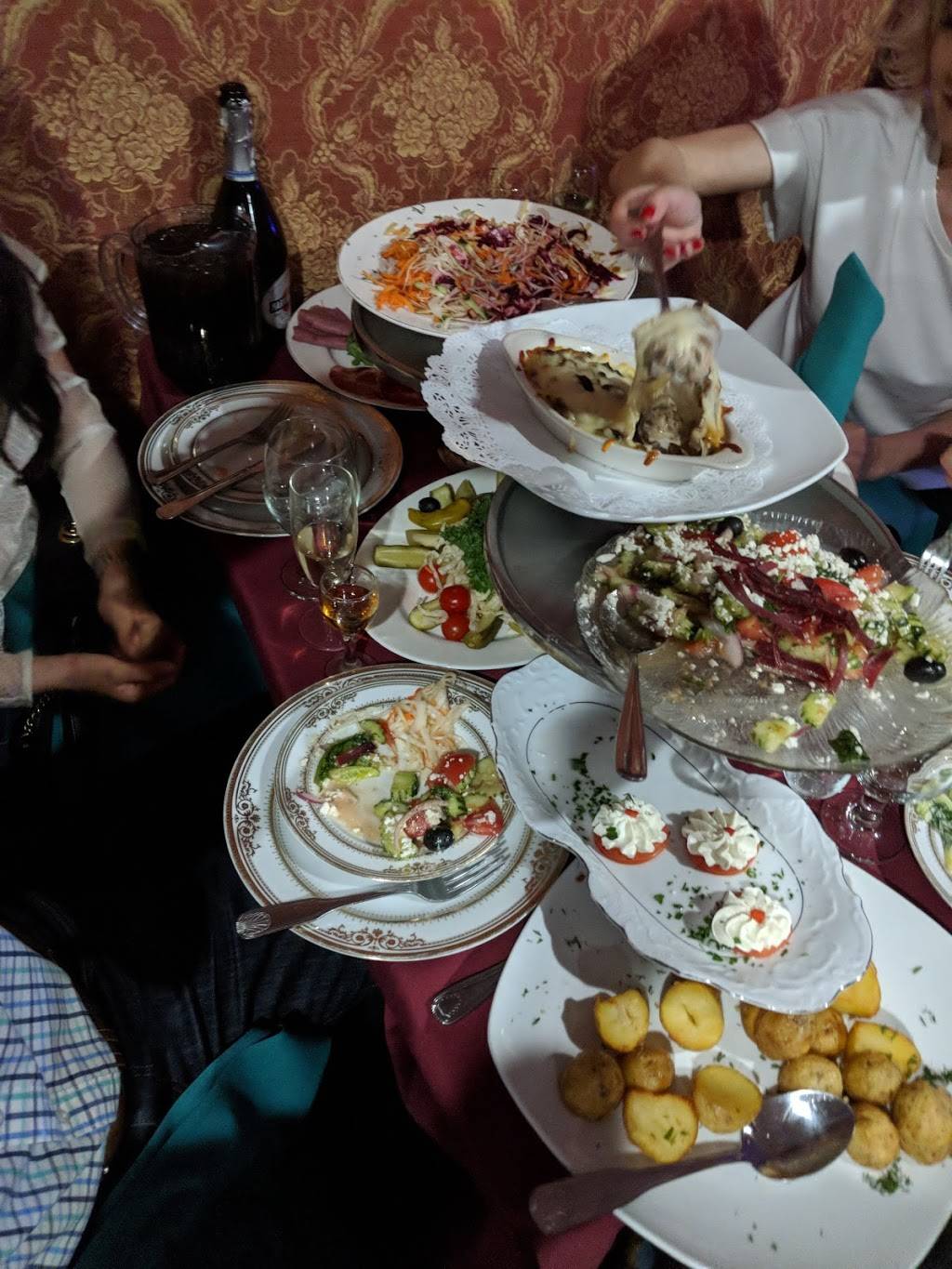 Golden Gates | night club | 11058 Rennard St, Philadelphia, PA 19116, USA | 2156779337 OR +1 215-677-9337