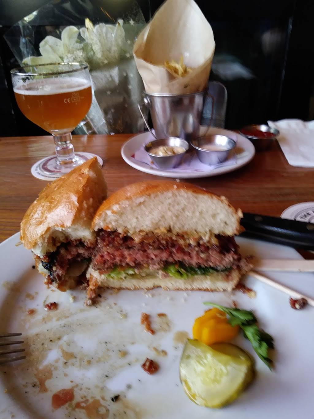 Simmzys | restaurant | 229 Manhattan Beach Blvd, Manhattan Beach, CA 90266, USA | 3105461201 OR +1 310-546-1201