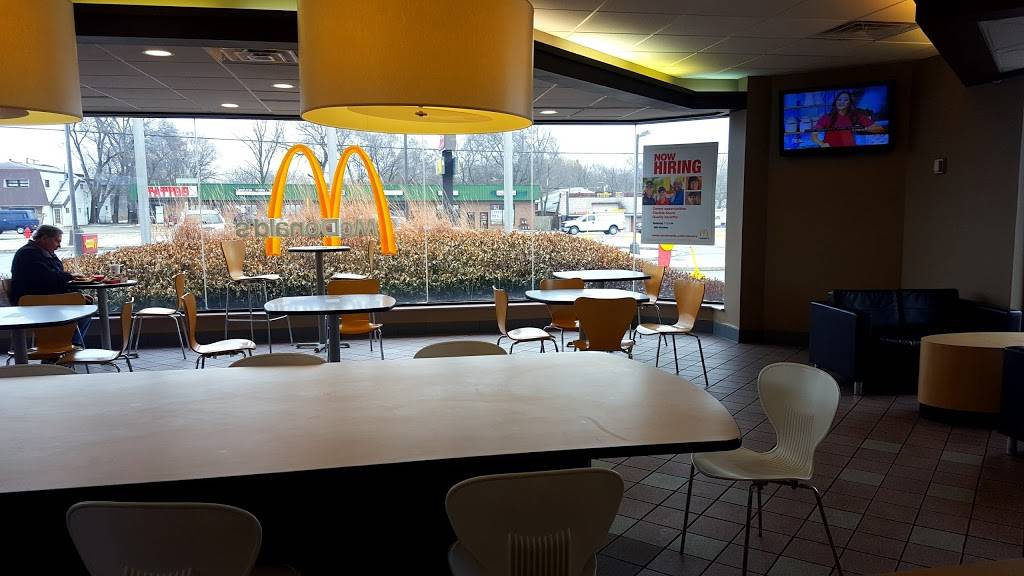 McDonalds | restaurant | 230 State Rte 31, Crystal Lake, IL 60014, USA | 8154552599 OR +1 815-455-2599