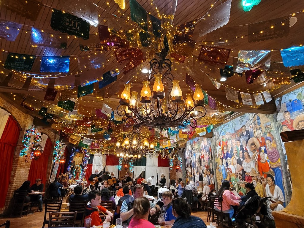 Mi Tierra Cafe y Panaderia | restaurant | 218 Produce Row, San Antonio, TX 78207, USA | 2102251262 OR +1 210-225-1262