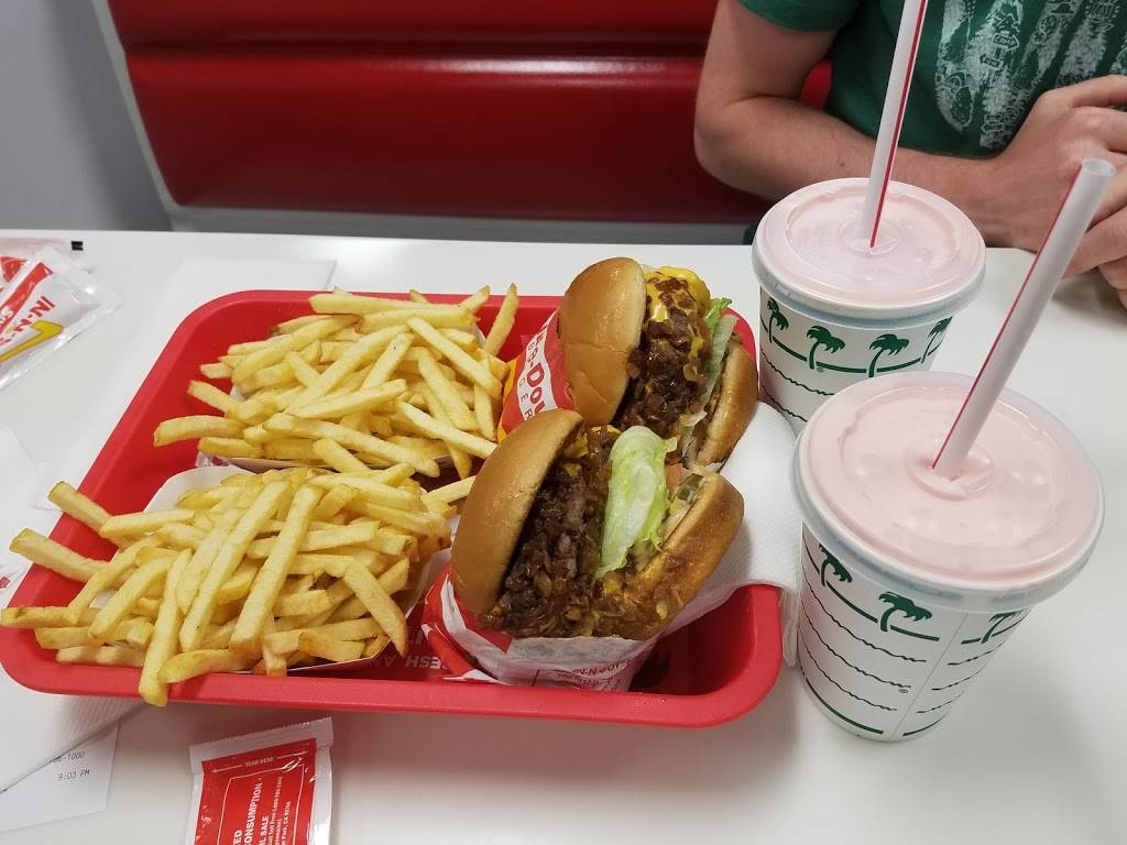 In-N-Out Burger | restaurant | 575 W Clover Rd, Tracy, CA 95376, USA | 8007861000 OR +1 800-786-1000