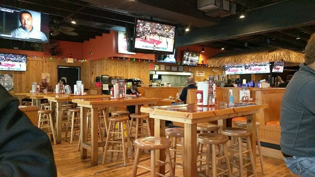 Hooters | restaurant | 70 Wolf Rd, Colonie, NY 12205, USA | 5184389300 OR +1 518-438-9300