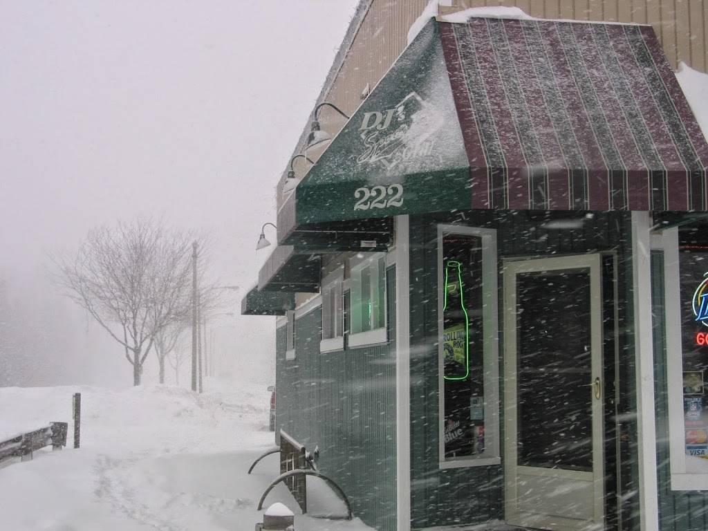 DJs Sports Bar & Grill | restaurant | 222 E Chicago Ave, Westmont, IL 60559, USA | 6309861029 OR +1 630-986-1029