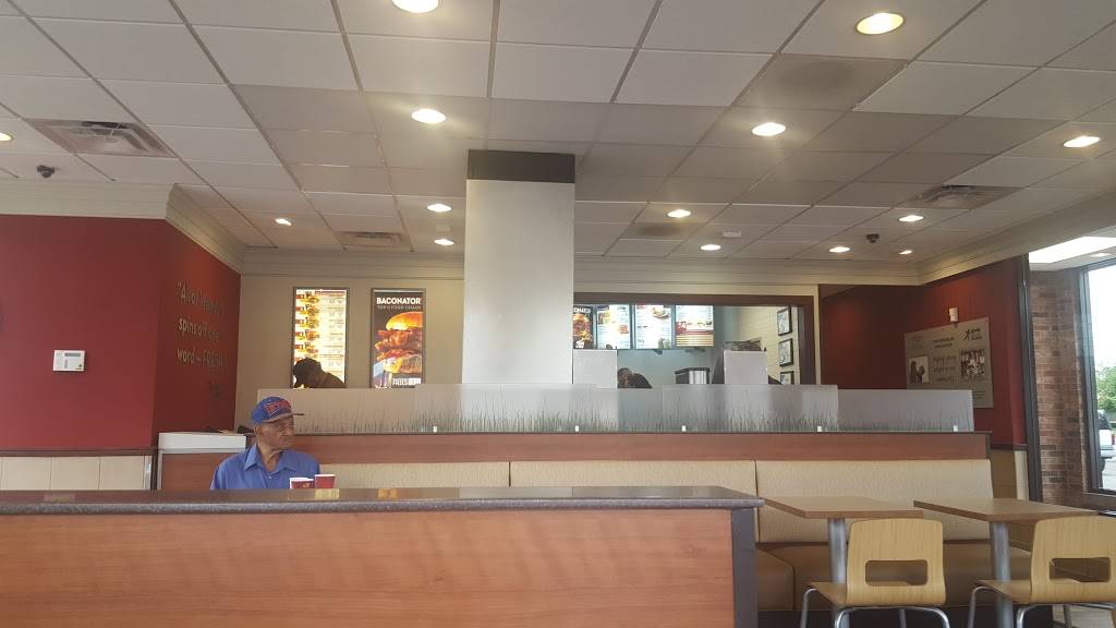 Wendys | restaurant | 22111 Greenfield Rd, Southfield, MI 48075, USA | 2485571315 OR +1 248-557-1315