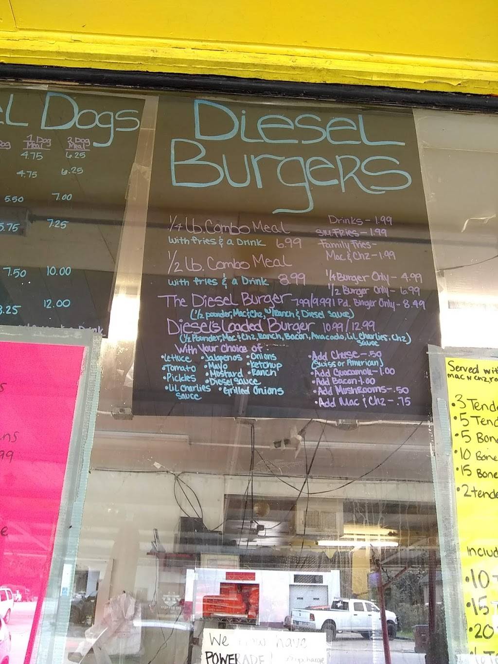 Lil Charlies | restaurant | 300 S Main St, Lockhart, TX 78644, USA | 5126683151 OR +1 512-668-3151