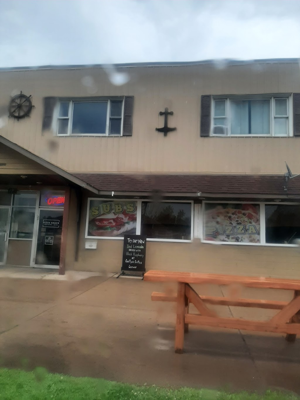 Pizza Shack | restaurant | 120 E Broad St, LAnse, MI 49946, USA | 9065244040 OR +1 906-524-4040