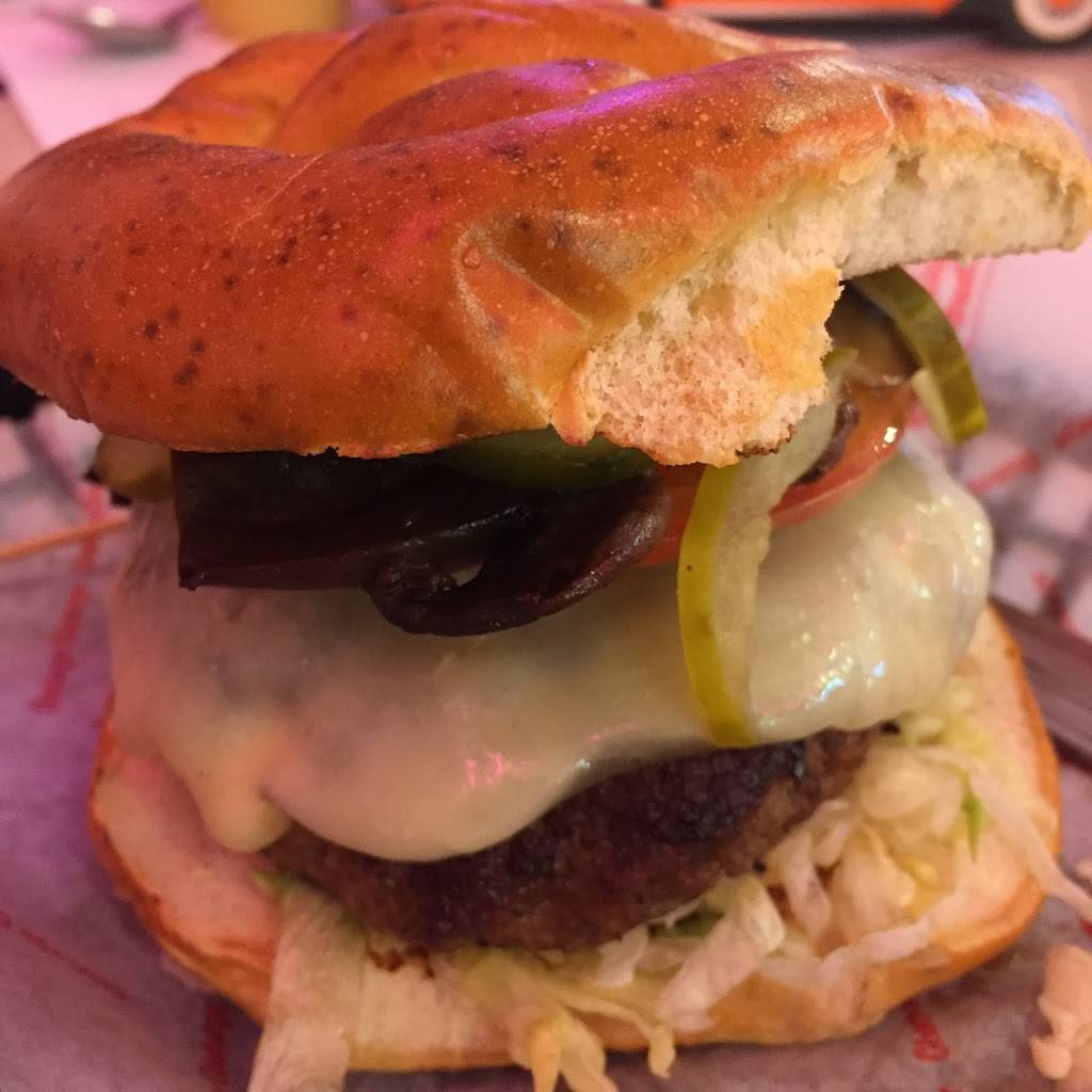 Chee Burger Chee Burger | restaurant | 2935 Veterans Rd W, Staten Island, NY 10309, USA | 7189846565 OR +1 718-984-6565