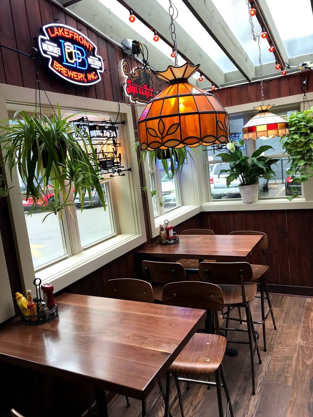 Izzy Hops Swig & Nosh | restaurant | 2311 N Murray Ave, Milwaukee, WI 53211, USA | 4142494489 OR +1 414-249-4489