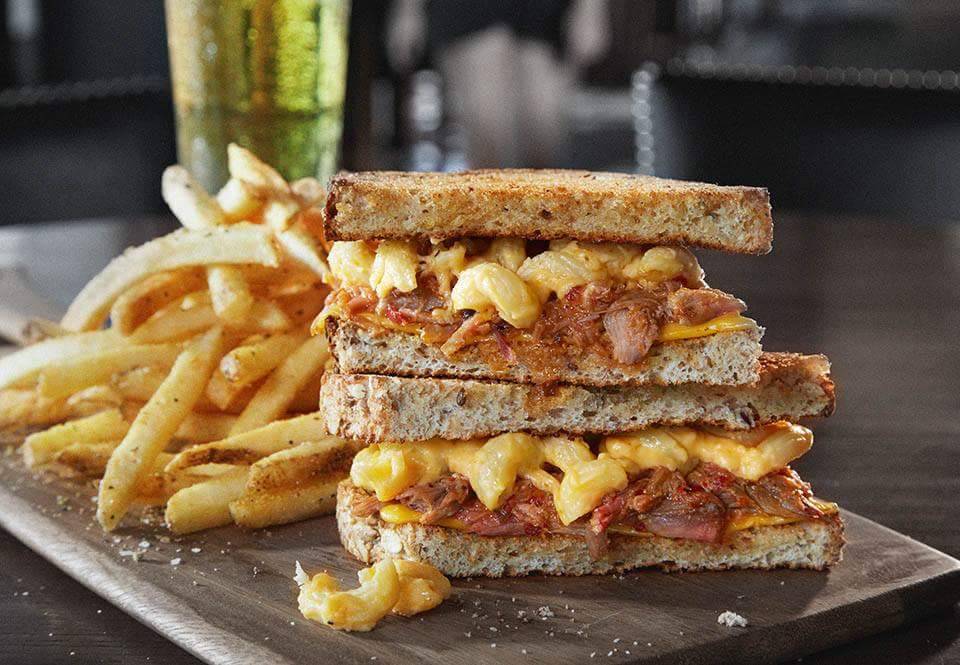 Bar Louie - Laurel Park Place | night club | 37716 Six Mile Rd, Livonia, MI 48152, USA | 7347930180 OR +1 734-793-0180