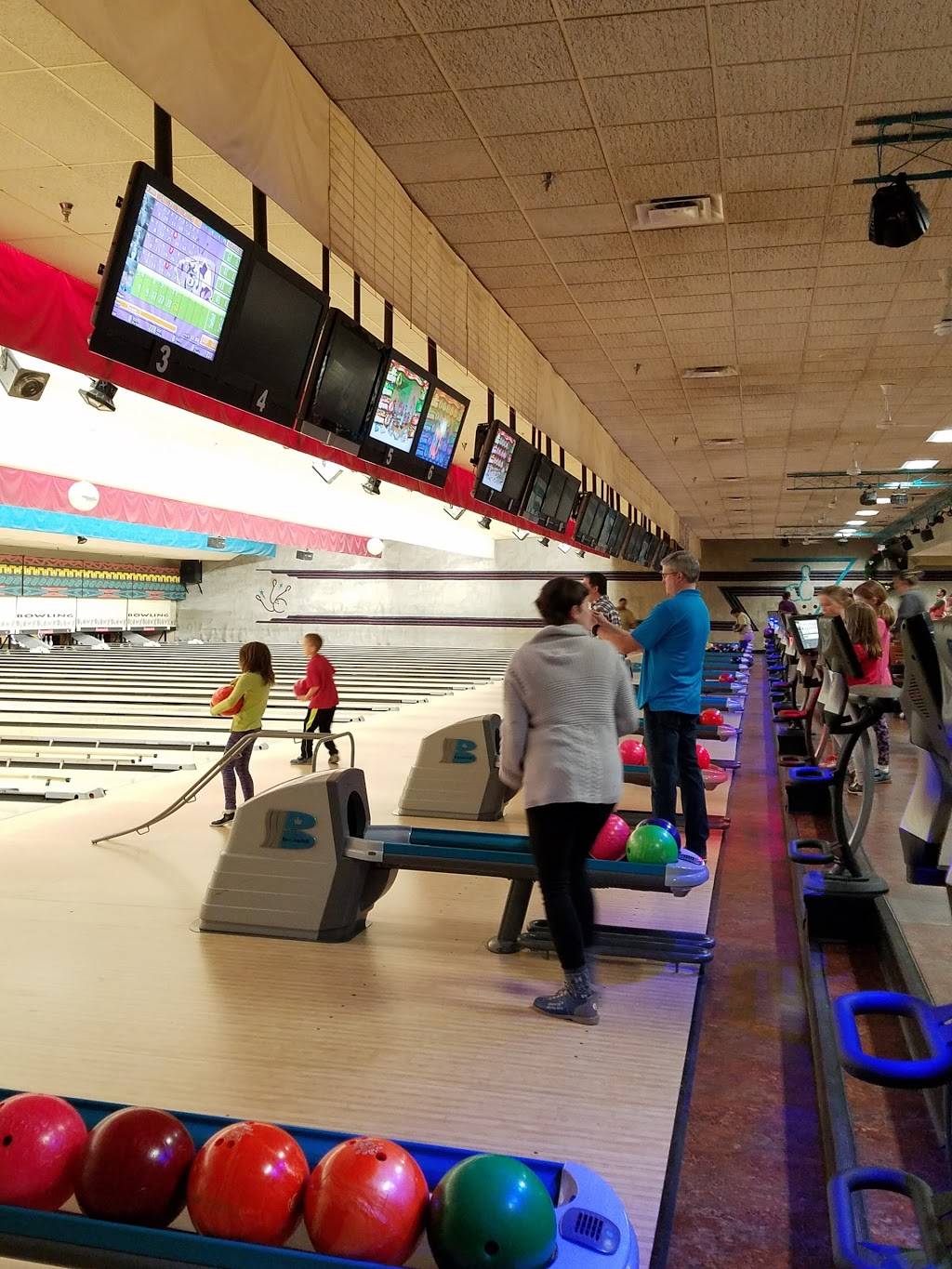 Village Bowl | restaurant | N86W18330 Main St, Menomonee Falls, WI 53051, USA | 2622551580 OR +1 262-255-1580