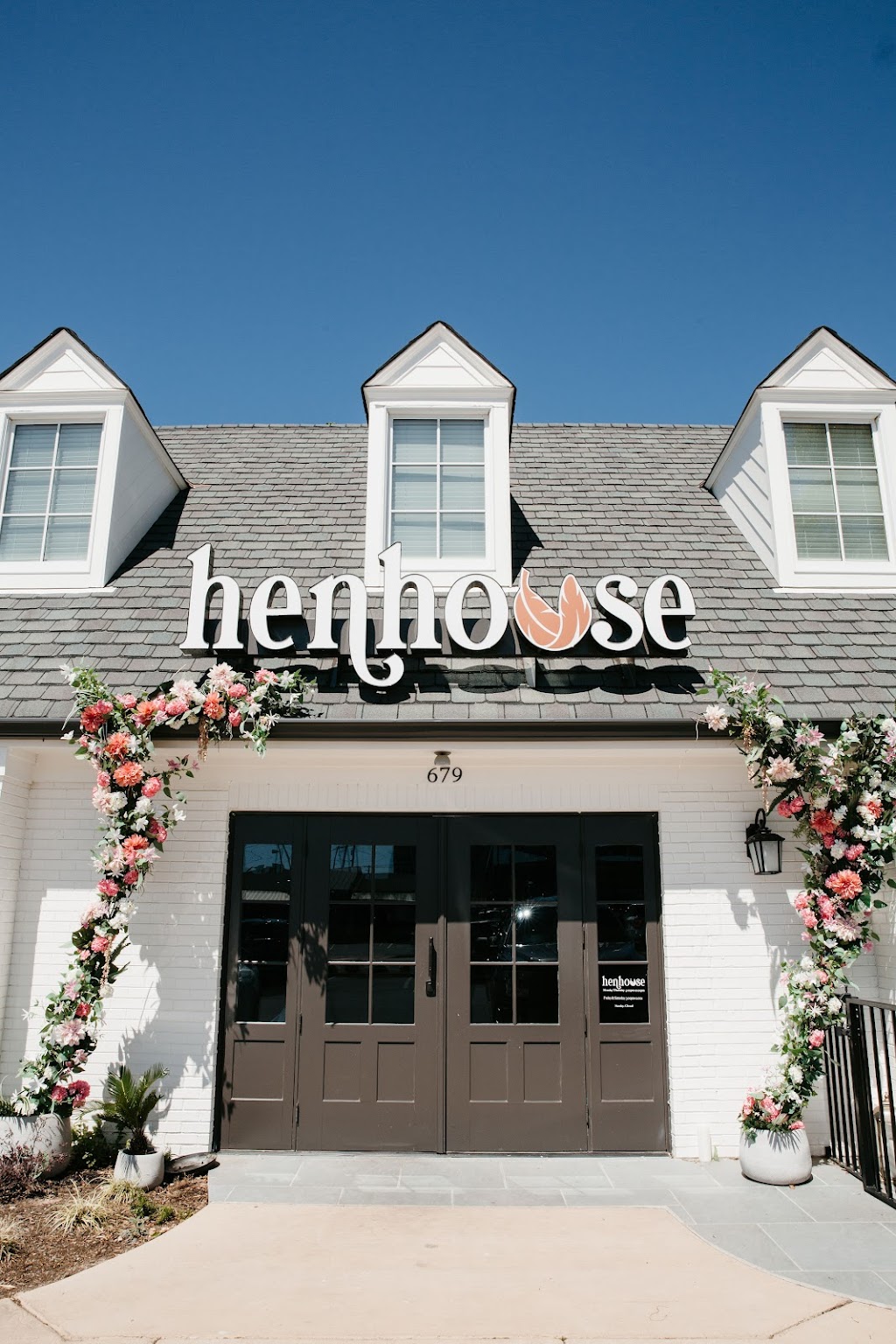 Hen House | restaurant | 679 S Mendenhall Rd, Memphis, TN 38117, USA | 9014995436 OR +1 901-499-5436