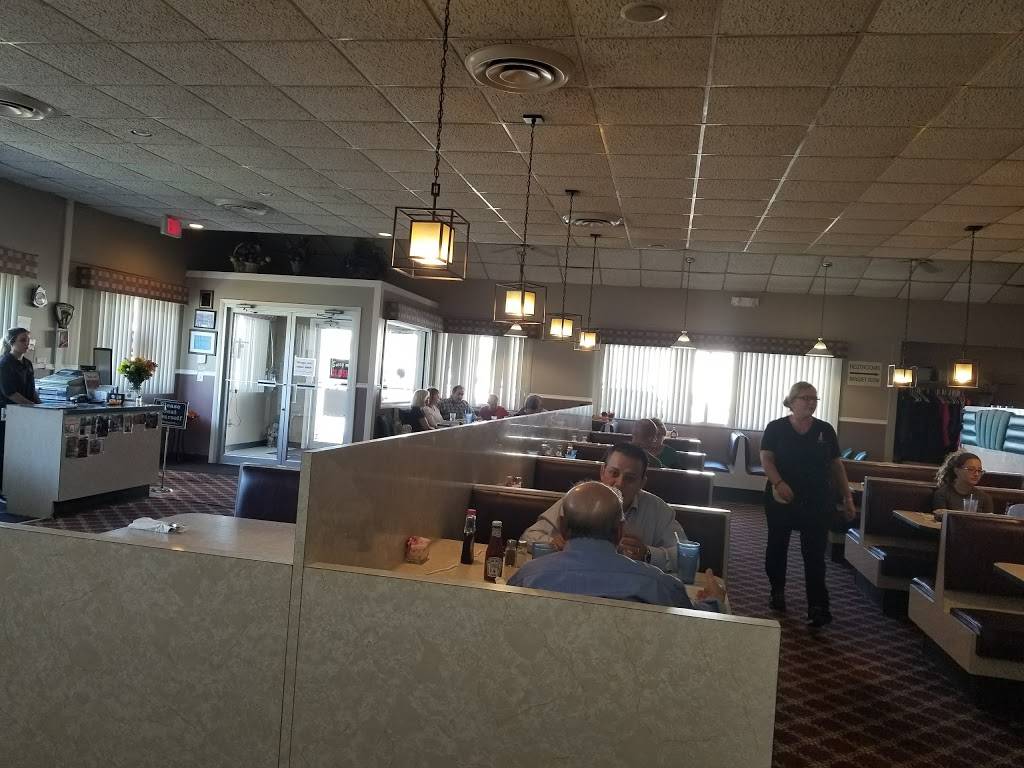 Lukichs Family Dining | restaurant | 3900 Rochester Rd, Troy, MI 48083, USA | 2485289955 OR +1 248-528-9955