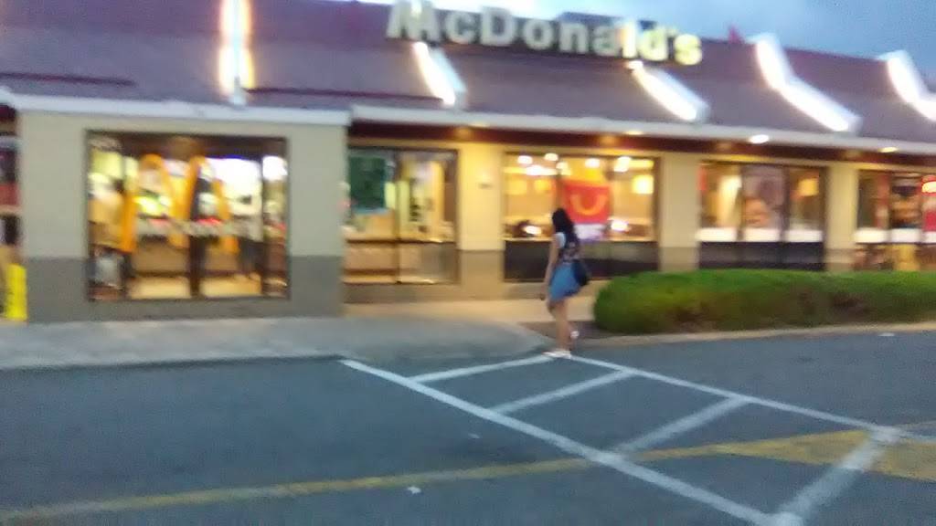 McDonalds | cafe | 3501 Branch Ave, Hillcrest Heights, MD 20748, USA | 2404934207 OR +1 240-493-4207