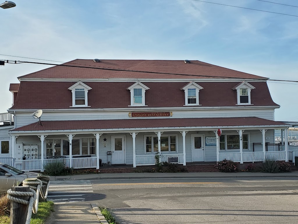 Ernies Restaurant | restaurant | 212 Water St, New Shoreham, RI 02807, USA | 4012079231 OR +1 401-207-9231