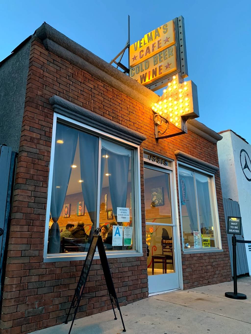 Velmas Cafe | restaurant | 13215 Paramount Blvd, South Gate, CA 90280, USA | 5623632575 OR +1 562-363-2575