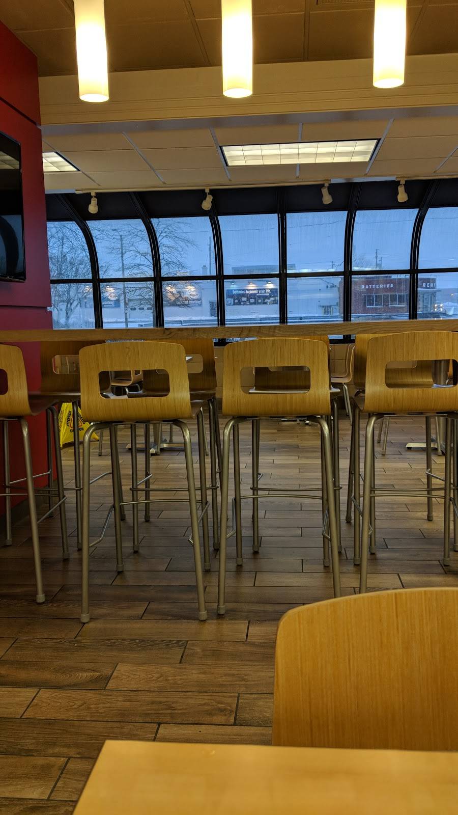 Wendys | restaurant | 2310 S 43rd St, Milwaukee, WI 53219, USA | 4143840076 OR +1 414-384-0076