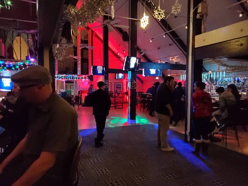 Smugglers Restaurant | night club | 3787 N Blackstone Ave, Fresno, CA 93726, USA | 5599169034 OR +1 559-916-9034