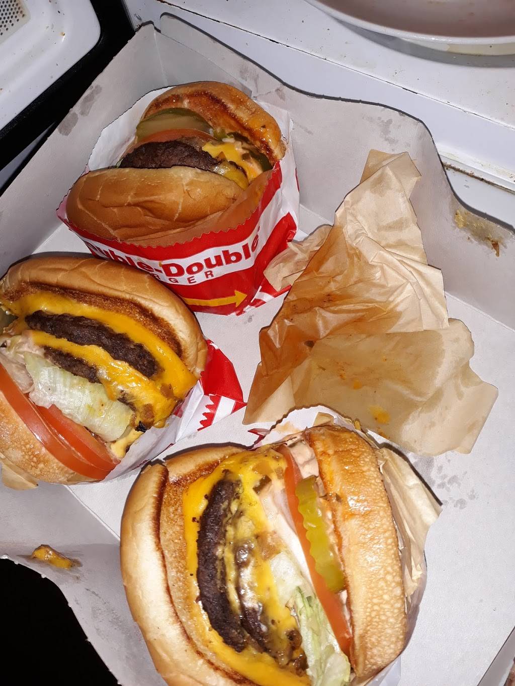 In-N-Out Burger | restaurant | 108 E Easton St, Rialto, CA 92376, USA | 8007861000 OR +1 800-786-1000