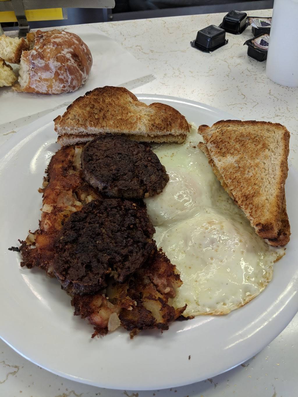 Golden Donuts & Diner | bakery | 1928 Lockbourne Rd, Columbus, OH 43207, USA | 6144431766 OR +1 614-443-1766