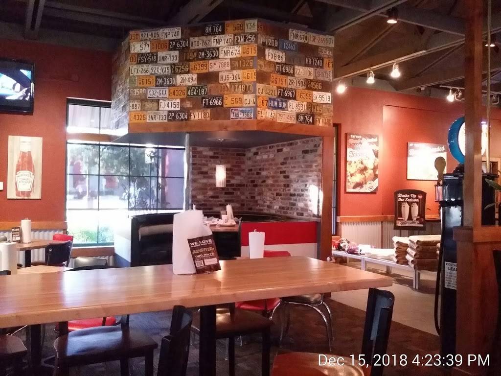 Fuddruckers | restaurant | 13010 Northwest Fwy, Houston, TX 77040, USA | 7134624508 OR +1 713-462-4508