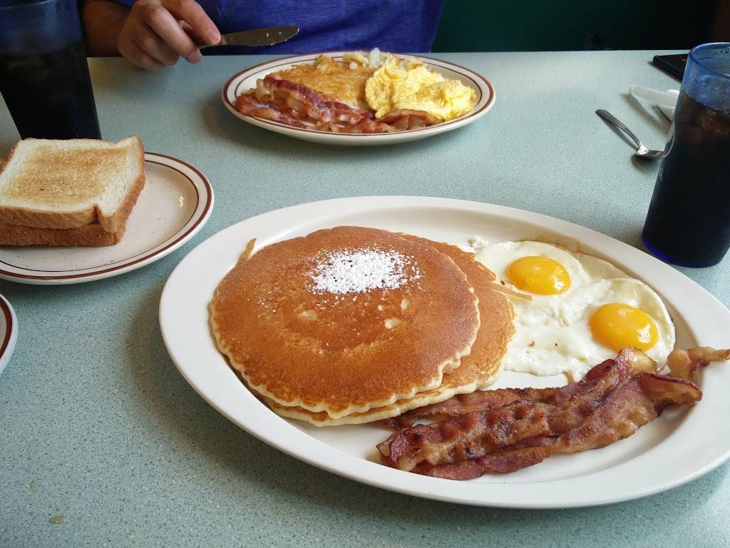 Old Route 66 Family Restaurant | restaurant | 105 S Old Rte 66, Dwight, IL 60420, USA | 8155842920 OR +1 815-584-2920