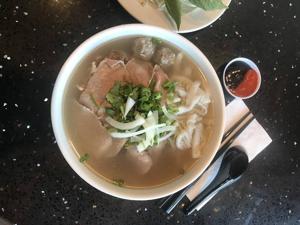 PHO MAMA | restaurant | 515 Dundas St W, Oakville, ON L6M 4M2, Canada | 2897258988 OR +1 289-725-8988