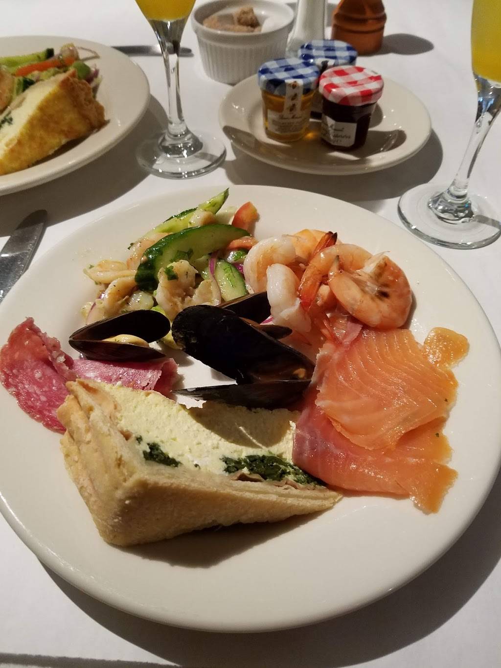 Hemmingways Bistro | restaurant | 211 N Oak Park Ave, Oak Park, IL 60302, USA | 7085240806 OR +1 708-524-0806