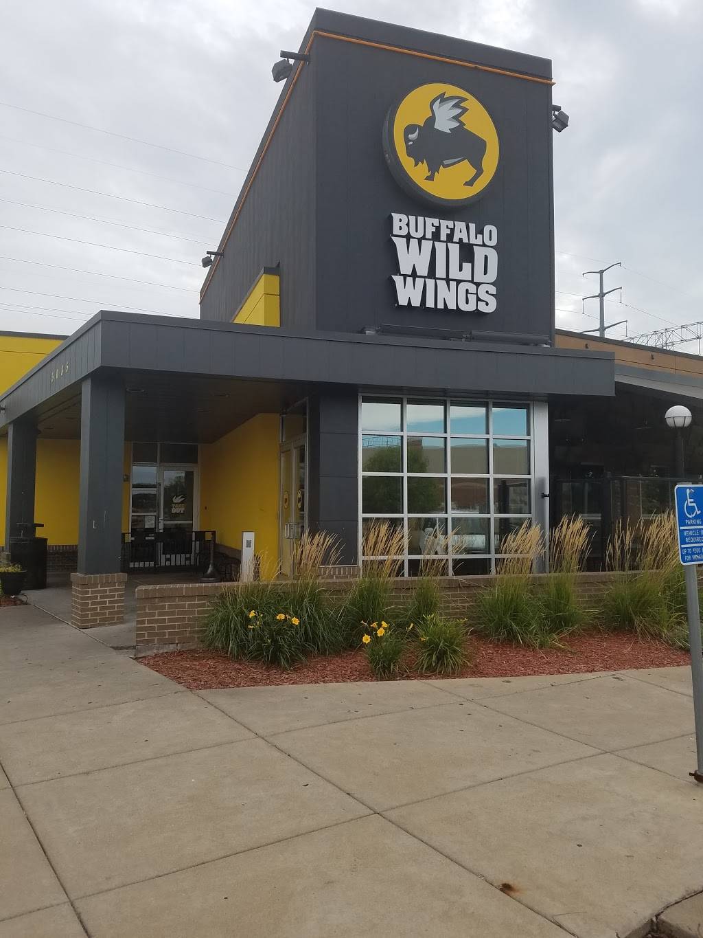 Buffalo Wild Wings | meal takeaway | 3085 White Bear Ave N, Maplewood, MN 55109, USA | 6517709464 OR +1 651-770-9464