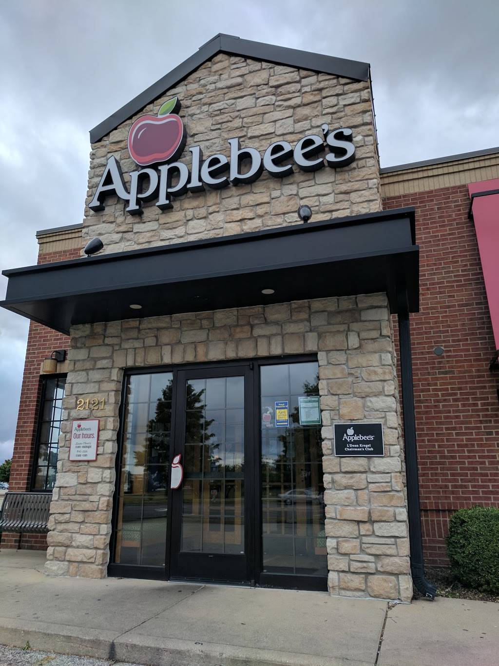 Applebees Grill + Bar | restaurant | 2121 N Prospect Ave, Champaign, IL 61822, USA | 2173598178 OR +1 217-359-8178