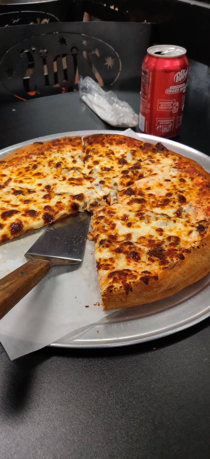 Jonuzis Pizza | restaurant | 1776 Teasley Ln #103, Denton, TX 76205, USA | 9405650000 OR +1 940-565-0000