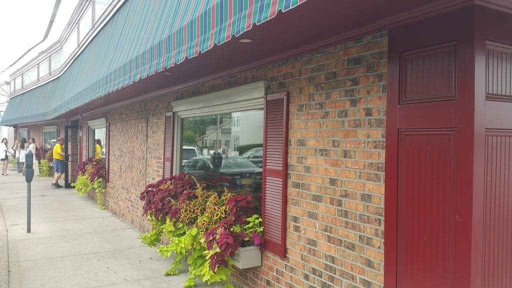 Louies Grille and Liquors | restaurant | 395 Main St, Port Washington, NY 11050, USA | 5168834242 OR +1 516-883-4242