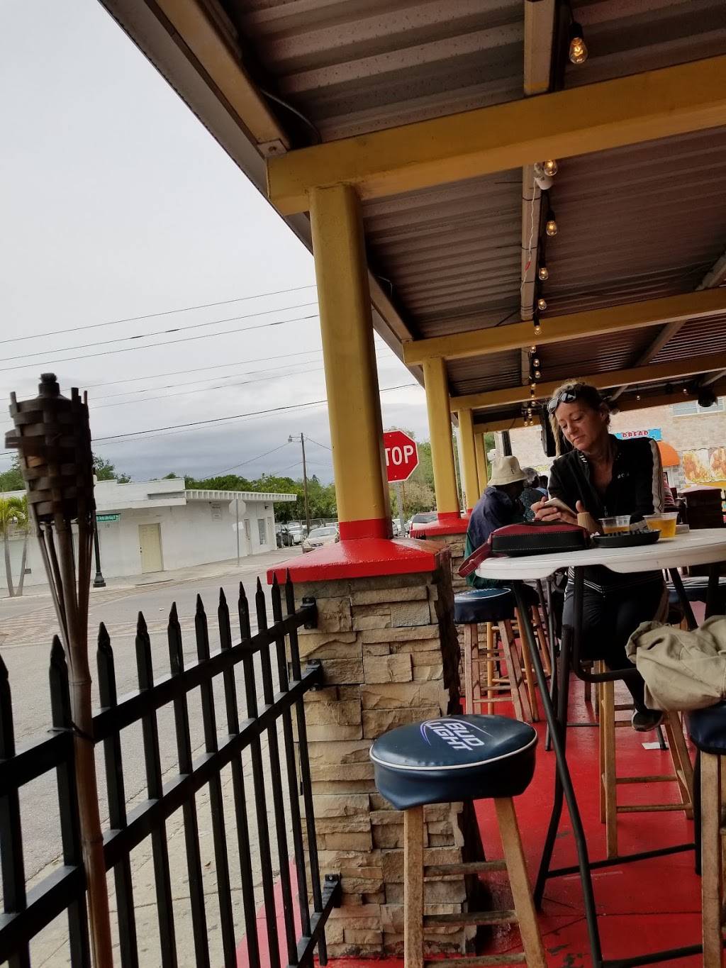 Town Hall Restaurant | restaurant | 1970 Dr Martin Luther King Way, Sarasota, FL 34234, USA | 9419553133 OR +1 941-955-3133