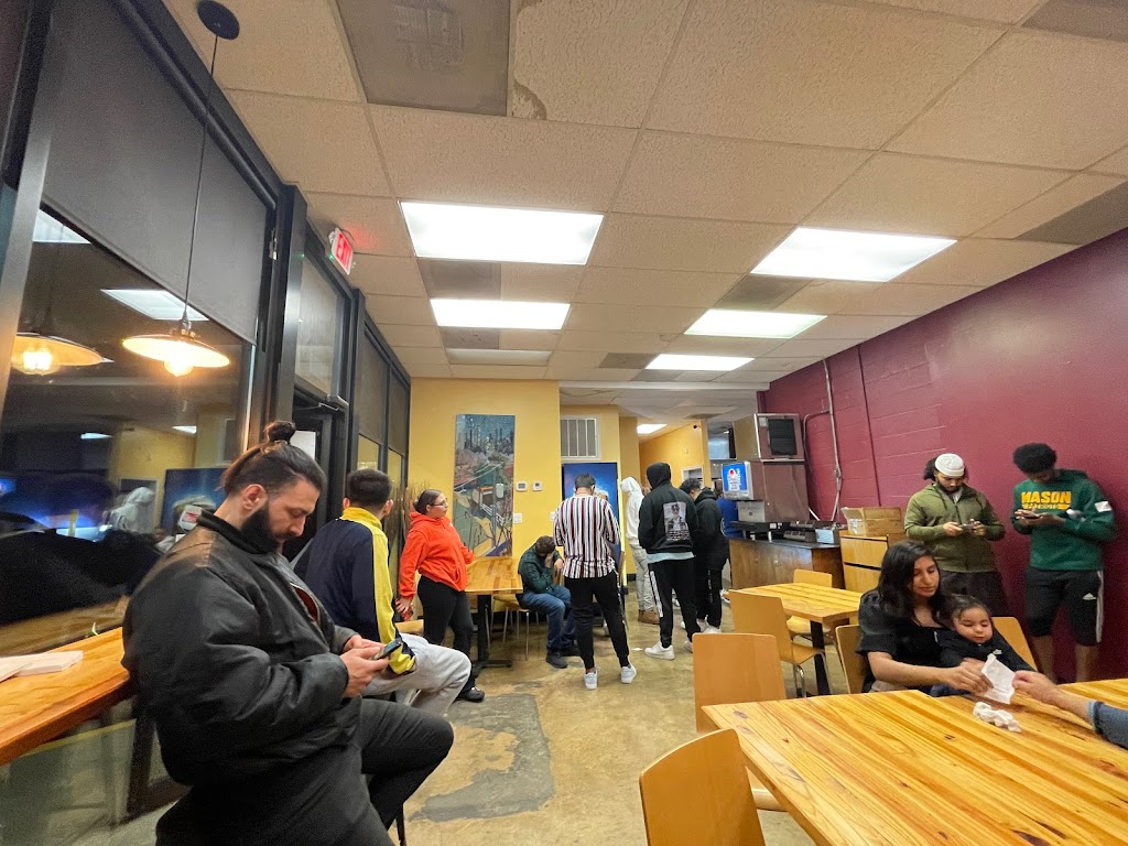 DCG - District Chicken and Gyro | restaurant | 1927 Old Gallows Rd, Vienna, VA 22182, USA | 2026292090 OR +1 202-629-2090